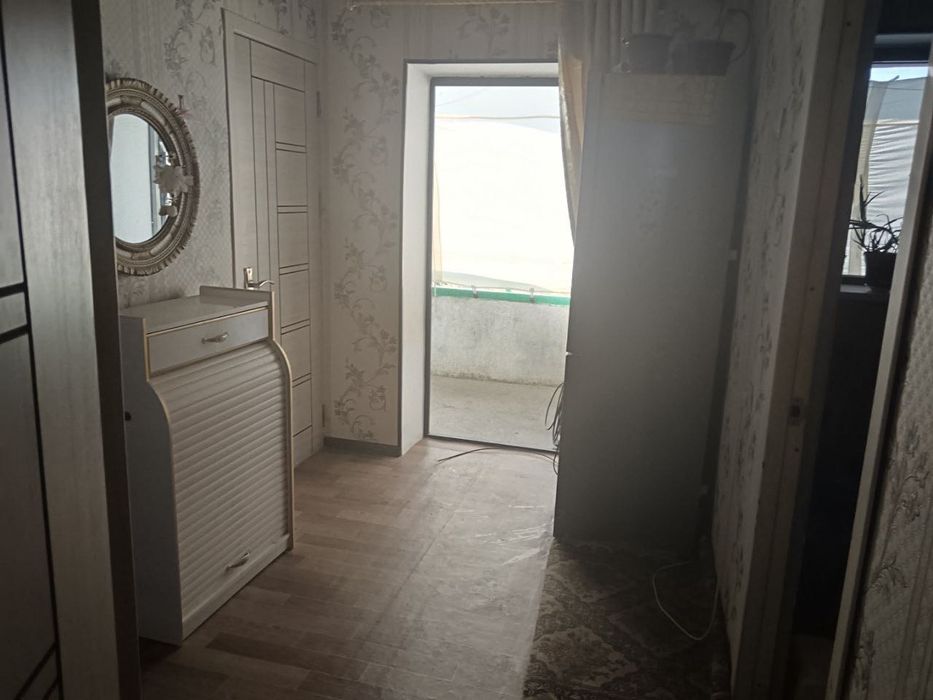 Продается 2-комнатная квартира . 7 мкр . Напротив нового базара 7-этаж