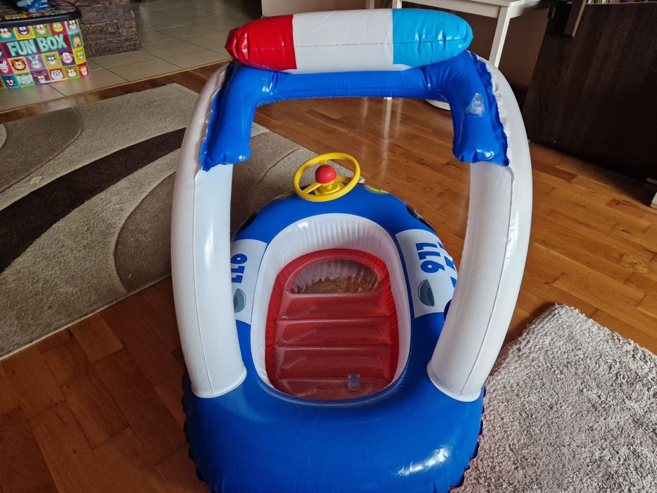 Надуваема полицейска кола