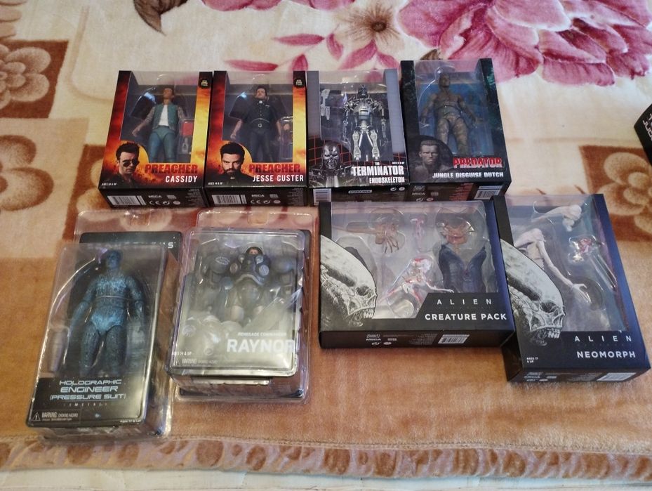 Продавам фигури Neca