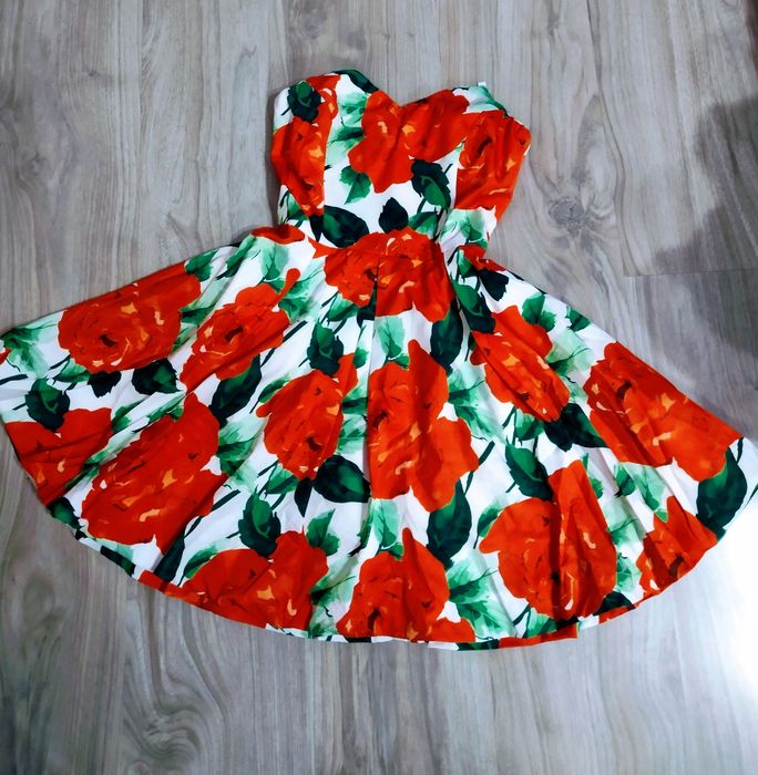 Дамска рокля с рози