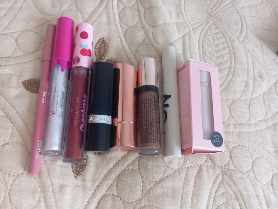 Set de rujuri și un creion