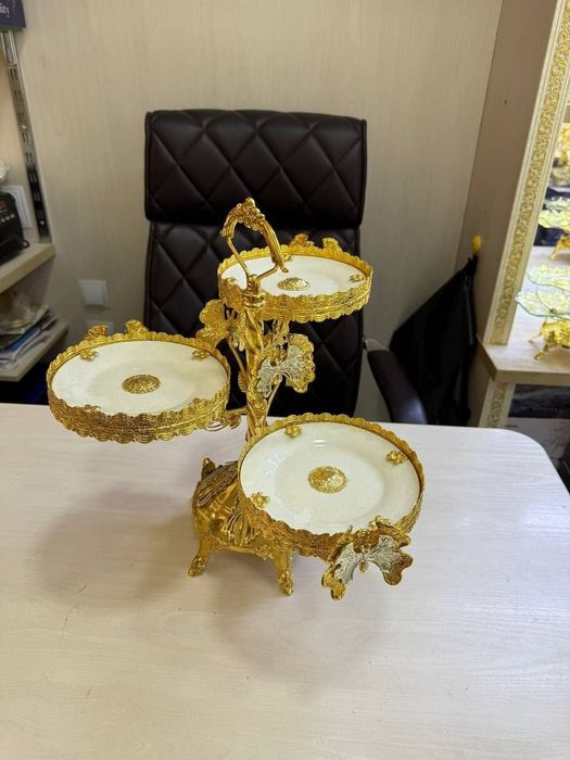 Chaqchuq shirinliklar uchun etajerka