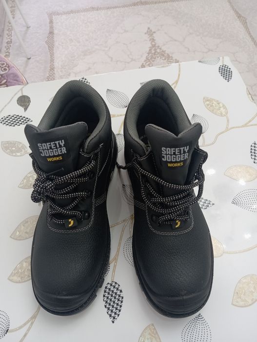 Продам спец.ботинки летние