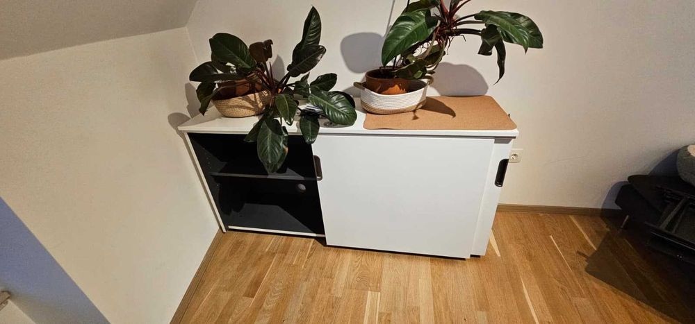 Заключващ се рафт с плъзгащи се врати