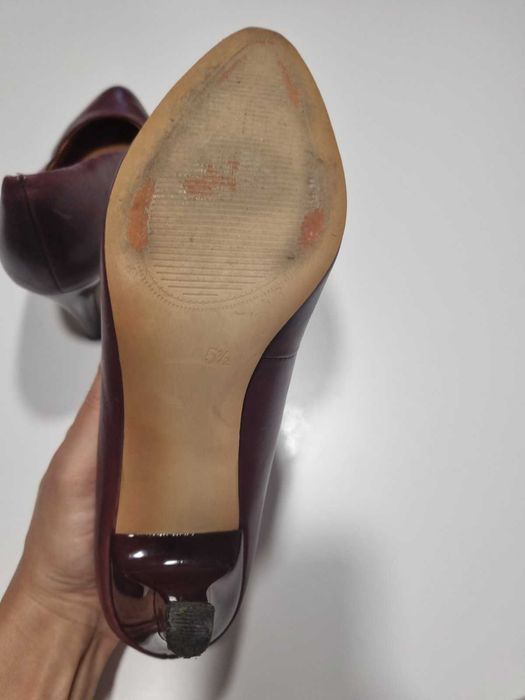 Елегантни затворени обувки Caprice, цвят бордо, остри върхове, ток 7,5