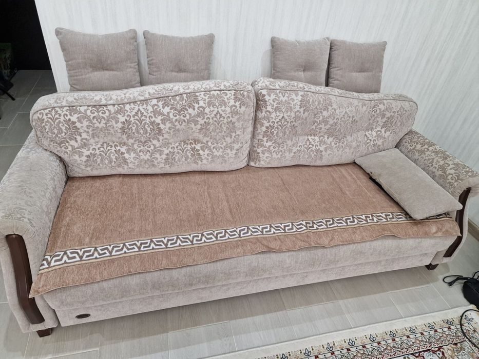 Серый диван с подушками
