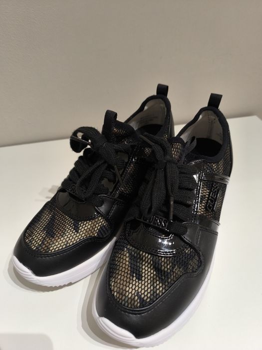 Спортни обувки Guess 37.Цена 80лв.