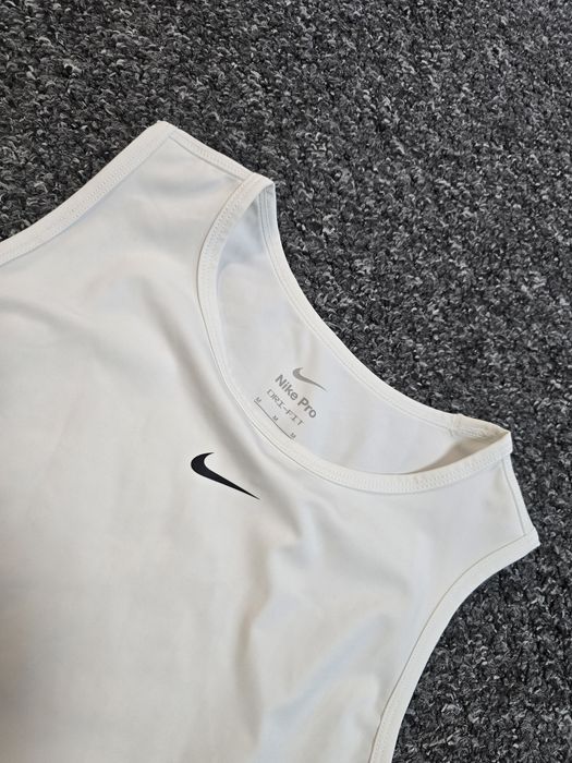 Nike pro дамски топ M размер