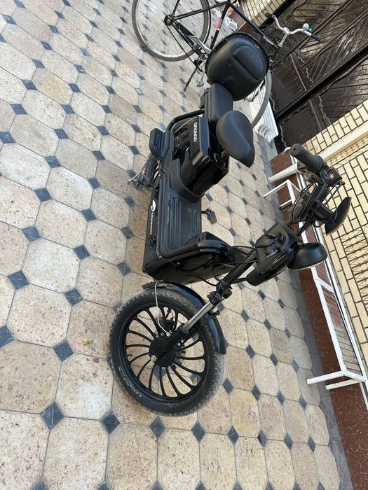 Elektron skuter 2025