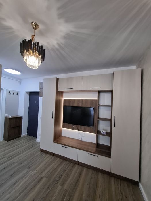 Închiriez apartament nou cu 2 camere cu loc de parcare.