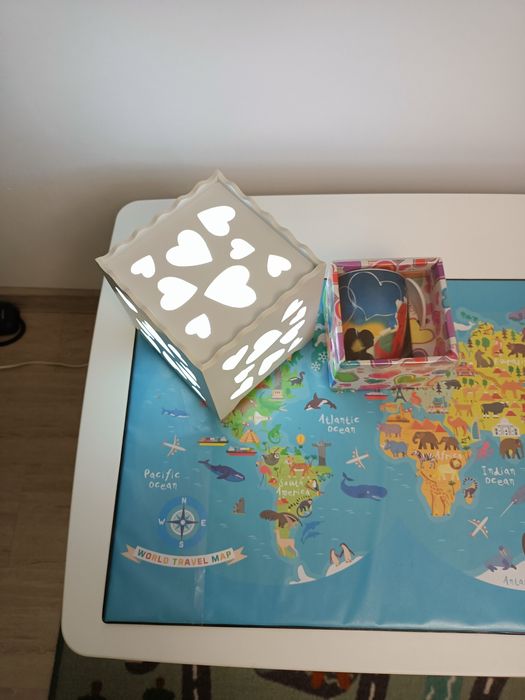 Бяла нощна лампа на сърца