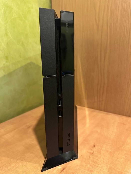 PlayStation 4 (PS4) 500GB + 2 геймпада
