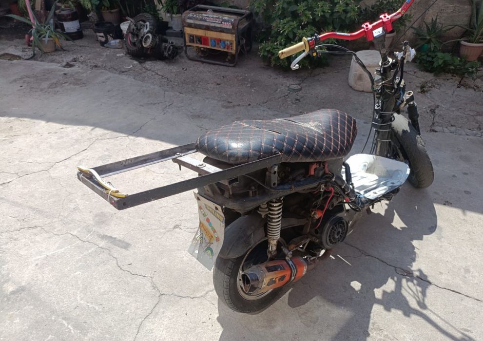 планшет два мопеда японец и китаец