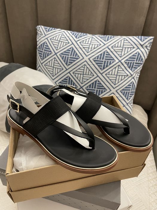 Продам босоножки кожаные бренда Clarks