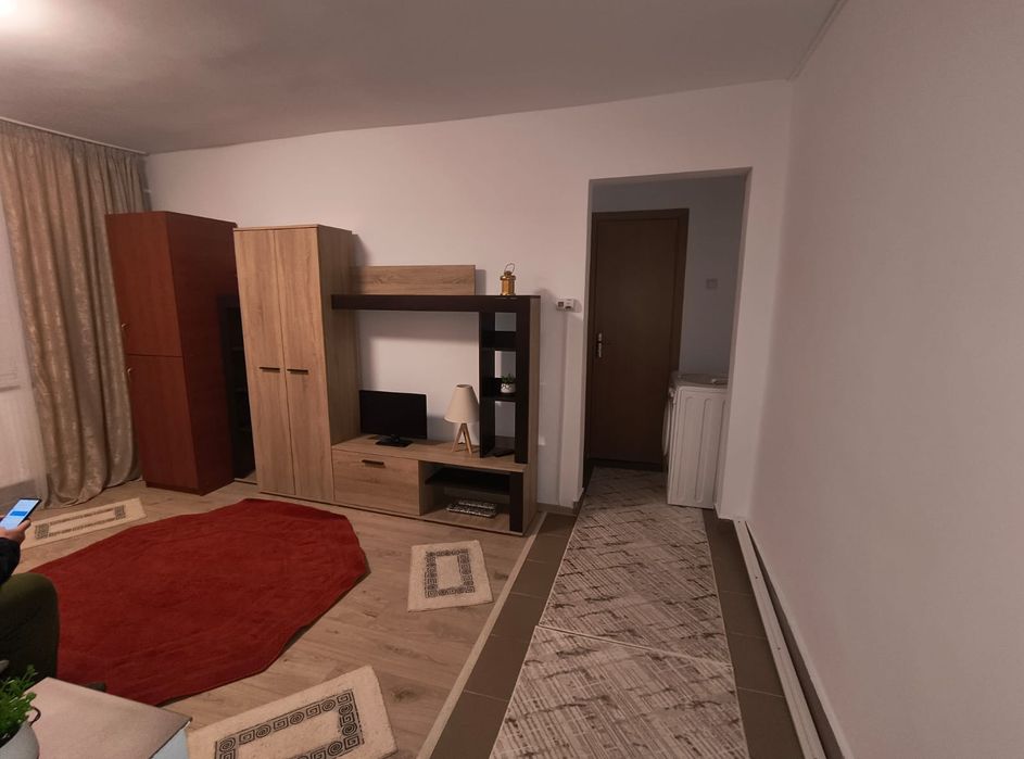 Închiriez garsoniera