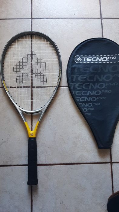 Vând paleta de tenis