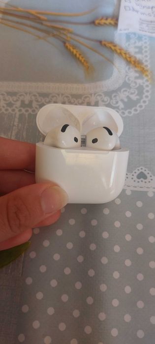 Оригинални слушалки Airpods 4 в розово калъфче с карабинер