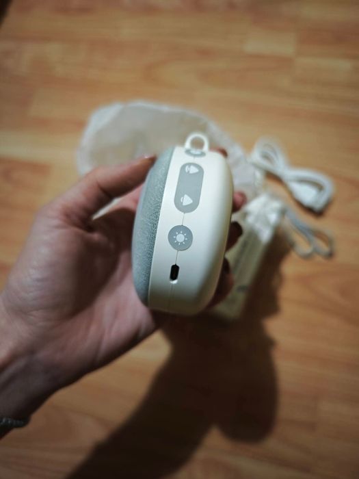 Уред за бял шум и нощна лампа