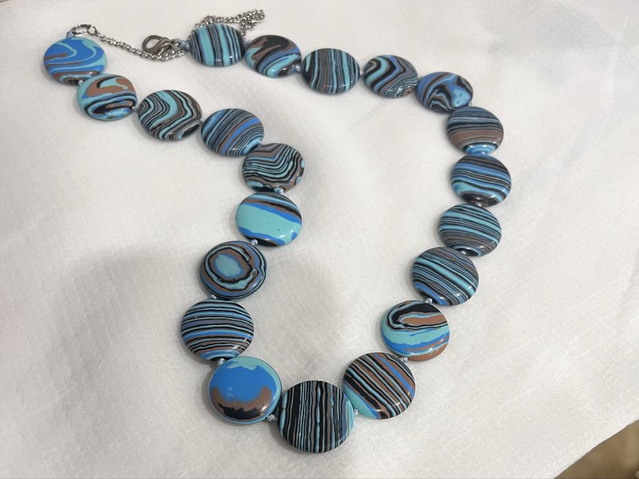 Стильное колье с эффектными крупными элементами.