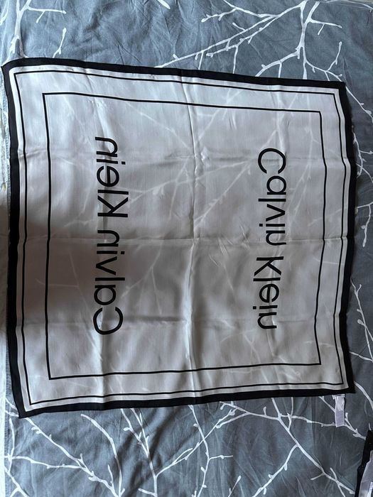 копринен шал Calvin Klein