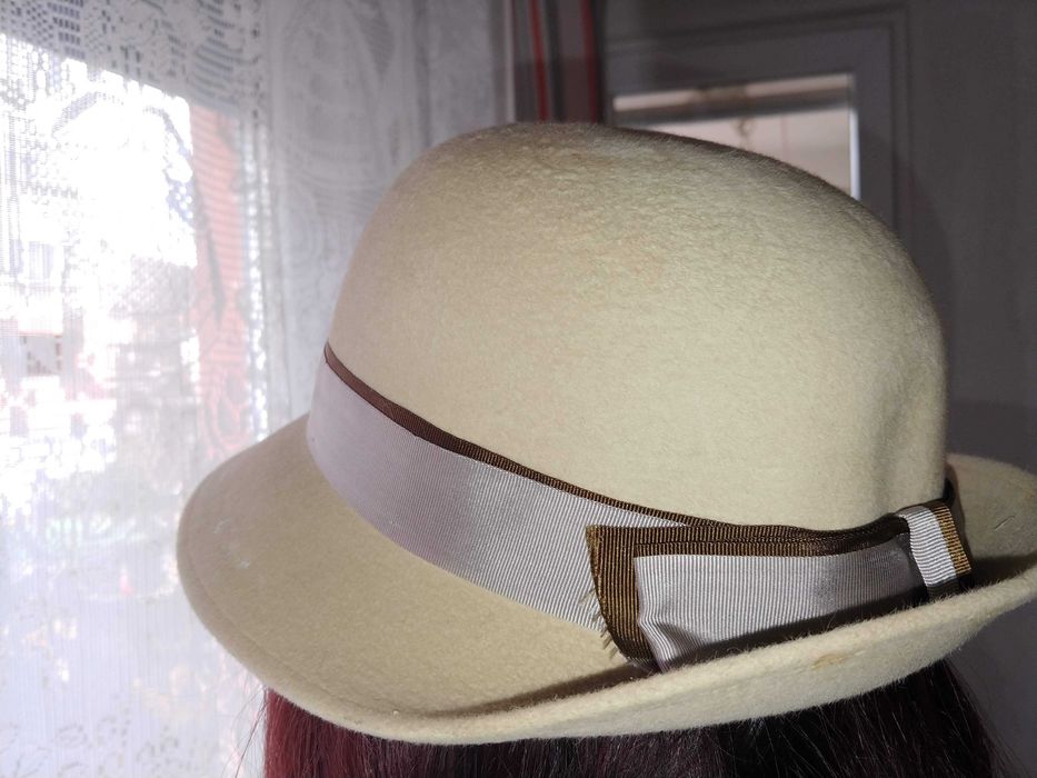 Бежова шапка с периферия; размер 58