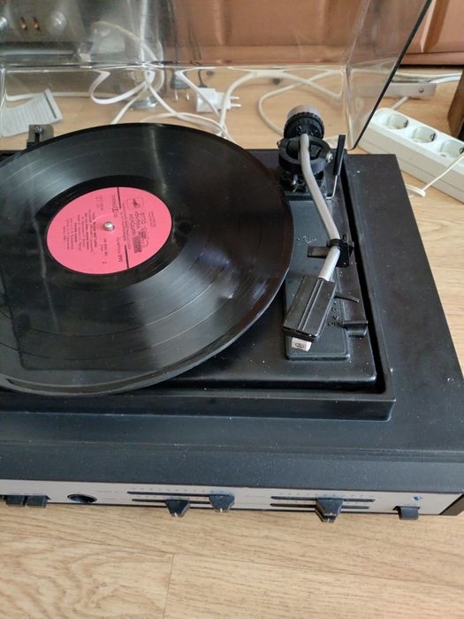 Продам проигрыватель винила