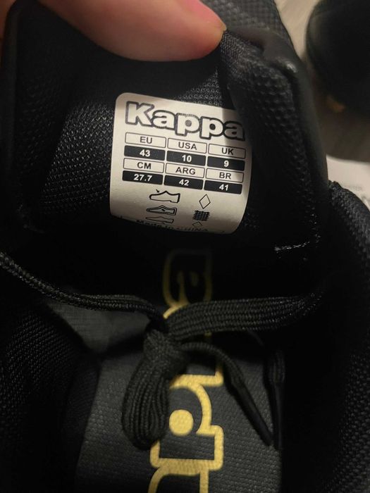 Ghete de fotbal Kappa, mărimea 43, negre cu crampoane aurii