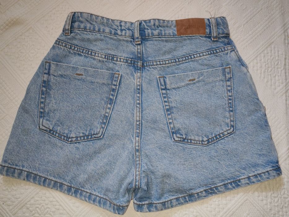 Pantaloni scurți  denim mărimea 34-Karol
Dim:talie 34 cm x 2,lg.34 cm