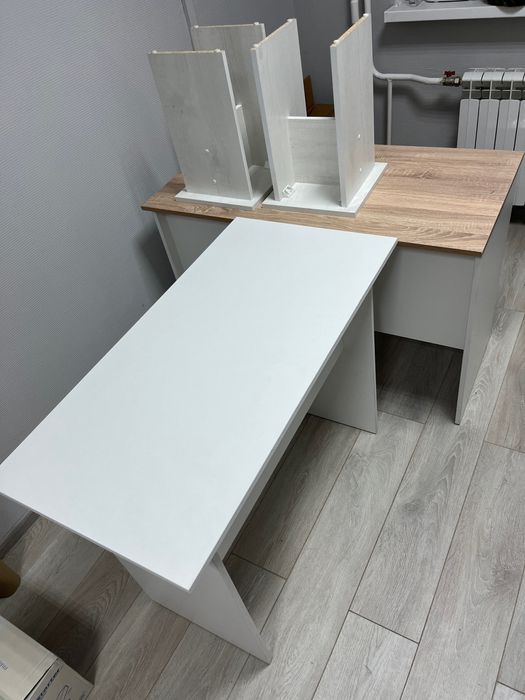 Столы офисные и табуретки