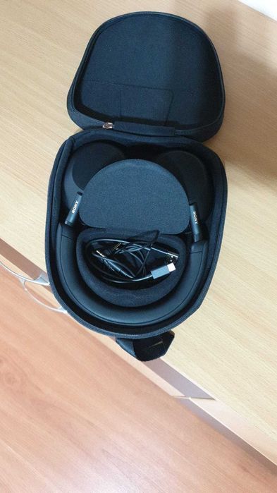 Experimentează Sunetul Premium cu Castile Sony WH-1000XM5