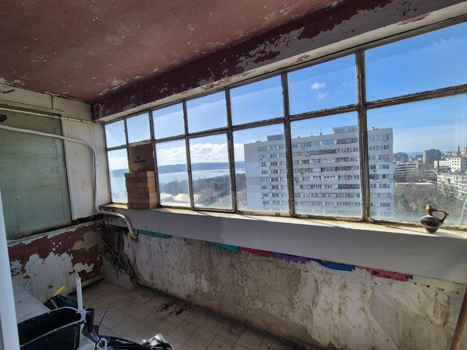 Апартамент в кв. Чайка – отлична локация и потенциал за модерен дом