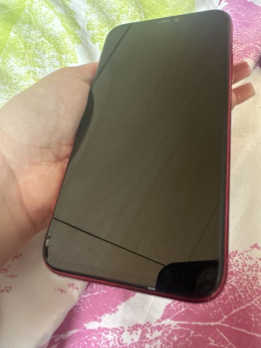 iPhone 11 червен