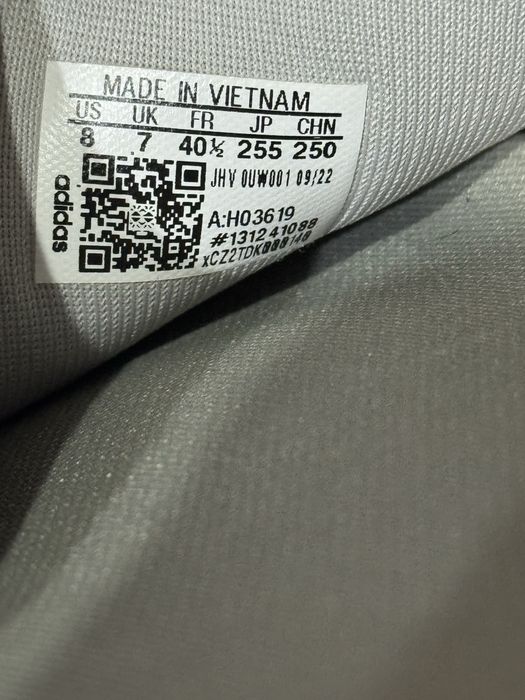 Adidas кроссовки и тапочки