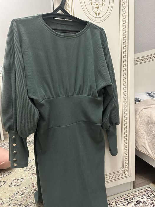 Темно зеленое платье