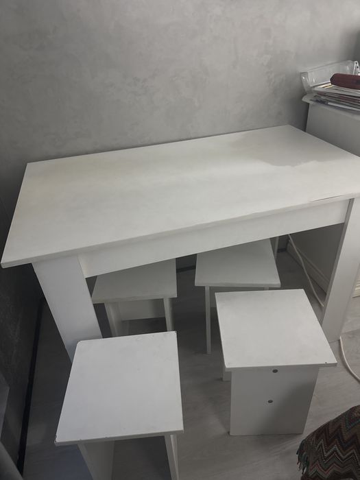 Стол с 4 табуретками