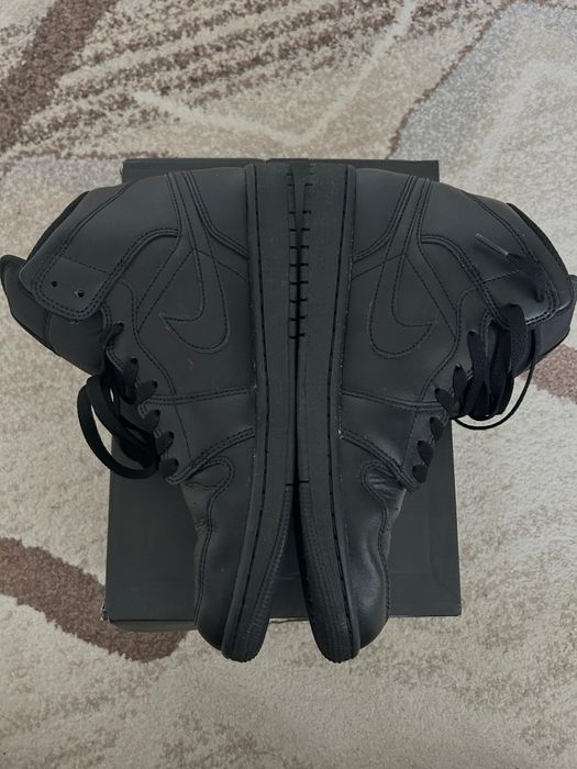 Jordan 1 Mid Full Black