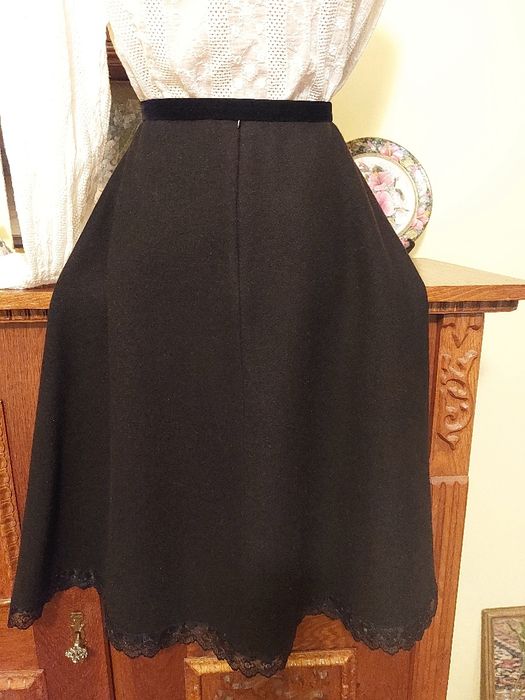 Fusta superba, noua, stofa 100% cașmir, bordata cu dantela