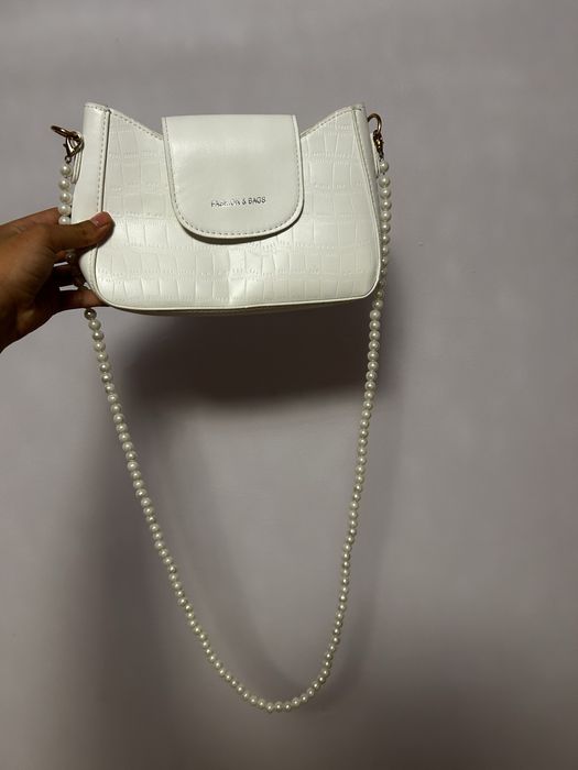 Бяла дамска чантичка