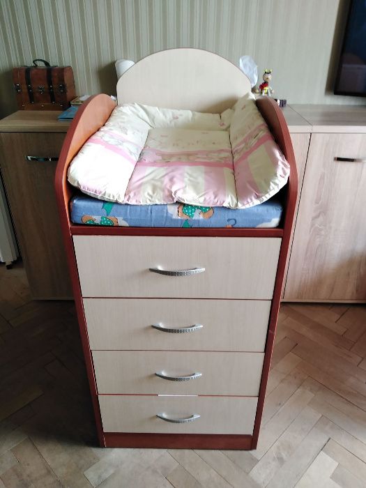 Продавам масивно детско легло