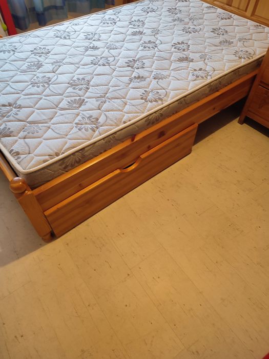 Спалня от естествено дърво