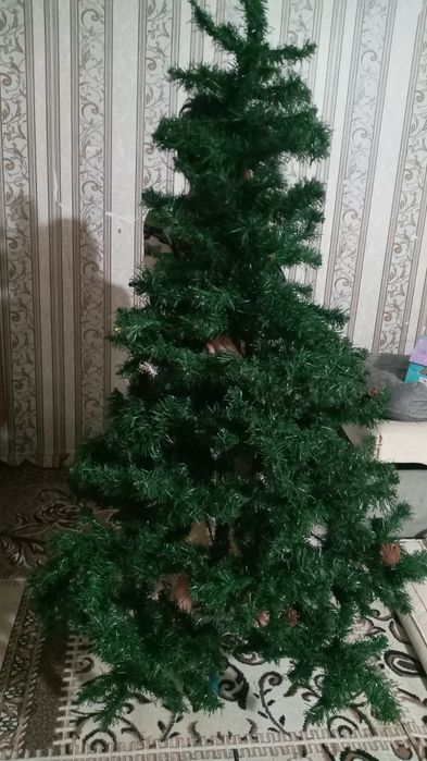 Продам искусственную ёлку. Имеется дефект