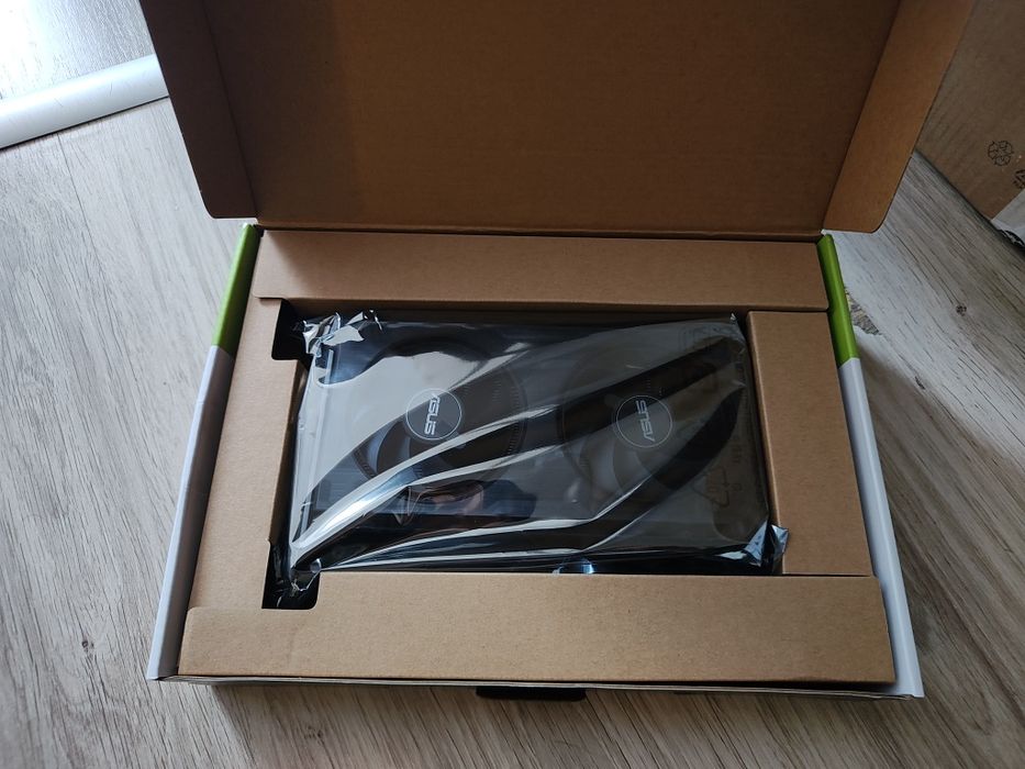 Rtx 5050 Asus 8gb, NOU, cu toate foliile pe el