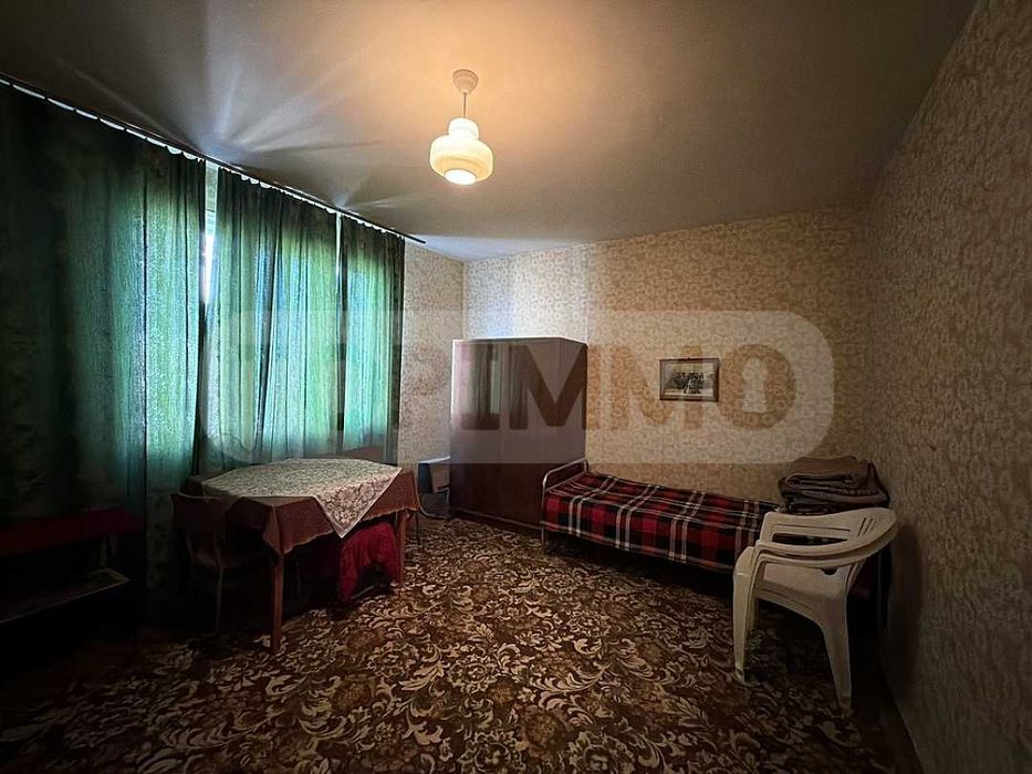 Масивна къща с търговски обект, гараж и двор в град Каварна