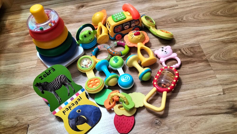 Jucării jornaitoare bebe și piramida