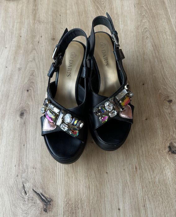 Сандали на платформа Daris