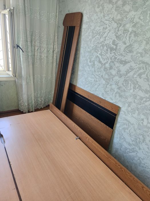 Мебель старая, диван и детали кровати