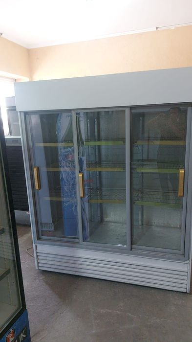 Витринные холодильник