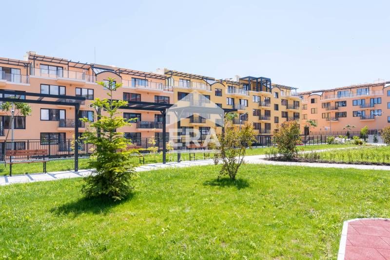 Тристаен апартамент за продажба, с голяма дневна и морска панорама, в