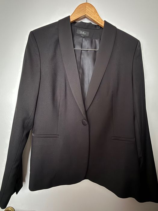 Продавам дамски костюм от три части