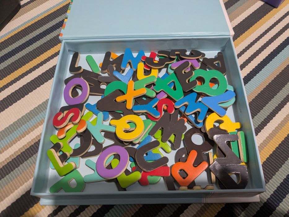 Djeco-Set 83 litere magnetice pentru copii